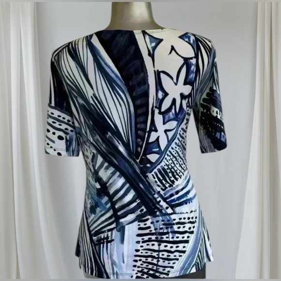 🎁💟Petite Blue  and White Blouse - Picture 3 of 4